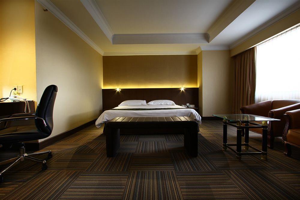 Aiho Hotel Medan Exterior photo